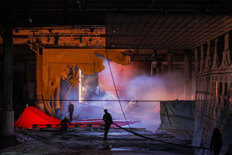 《每件發生了，還要發生的事》是一場充滿實驗精神的劇場演出，郭貝爾將舞台打造成一個充滿未知的空間，邀請觀眾共同參與一場關於歷史與未來的對話。（臺北表演藝術中心提供）