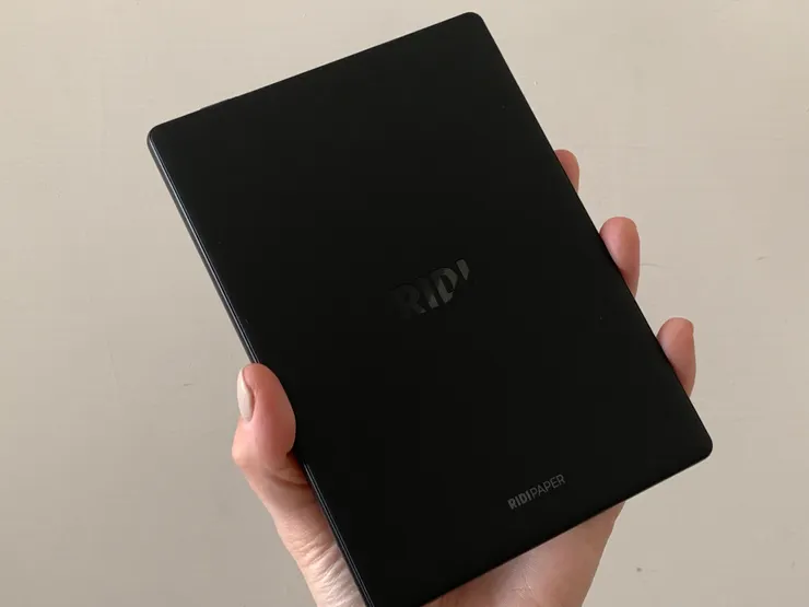 RIDIPAPER的背面有陰刻亮面的品牌字體