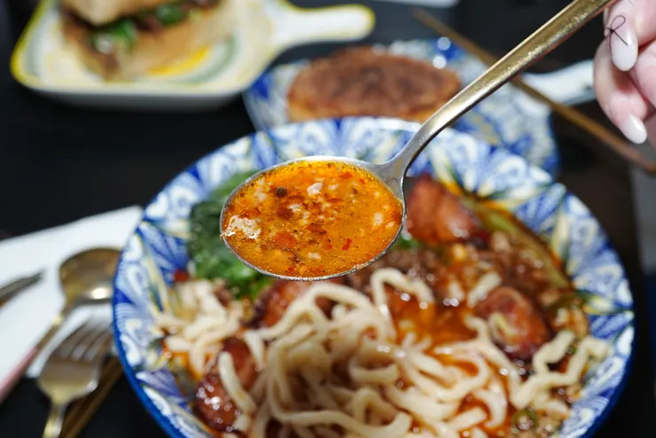 高雄楠梓智勝所香港餐廳:香港簡餐,道地港味一吃就愛上!麻辣肉