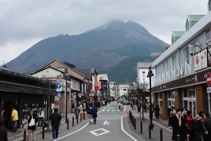一出站就看到高聳的山