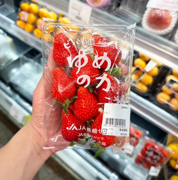 吃完拉麵順便去隔壁超市買草莓