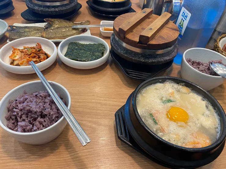 娟豆腐鍋,有飯鍋跟豆腐鍋,口味清淡