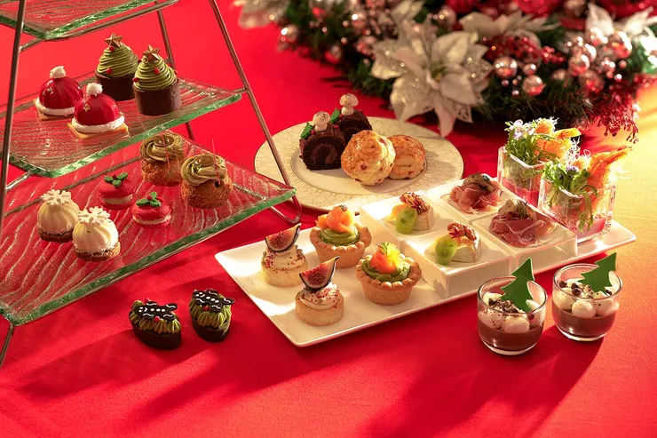 JR東日本大飯店台北聖誕主題雙人下午茶包含5款鹹點、9款甜點與咖啡或茶飲。