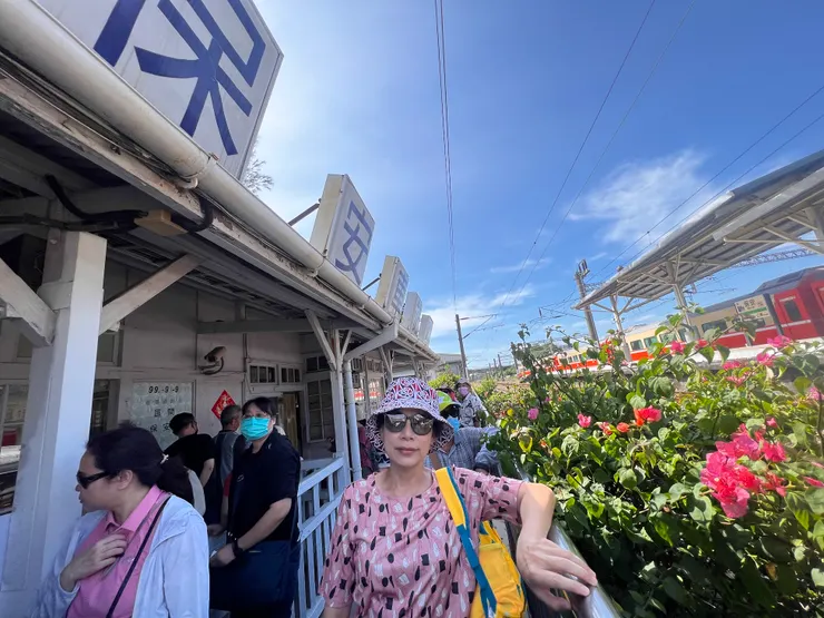 快車轟隆隆的過站