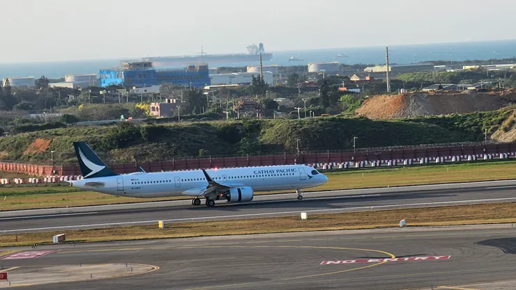 這是國泰航空剛降落的空中巴士A321neo型窄體單走道客機!發動機反推力裝置開啟中!