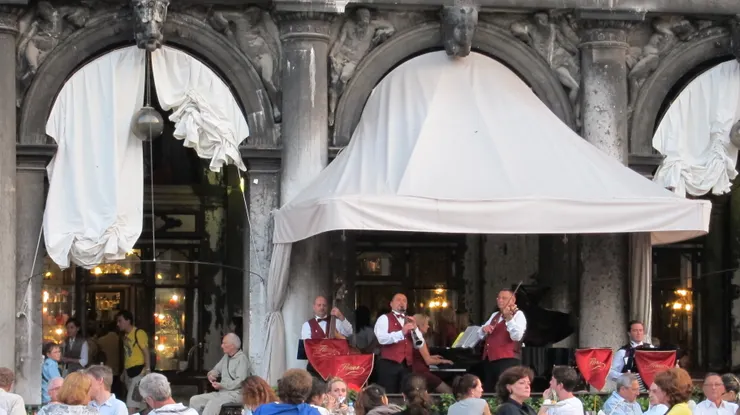 著名咖啡屋門前的音樂座