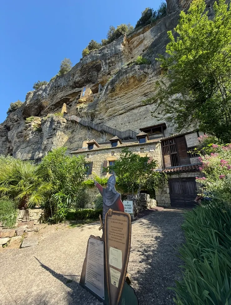 仔細看，上面還有房子，讓人好吃驚