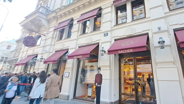 薩赫蛋糕...排隊名店..也是打卡咖啡館..對蛋糕沒興趣 路過拍照