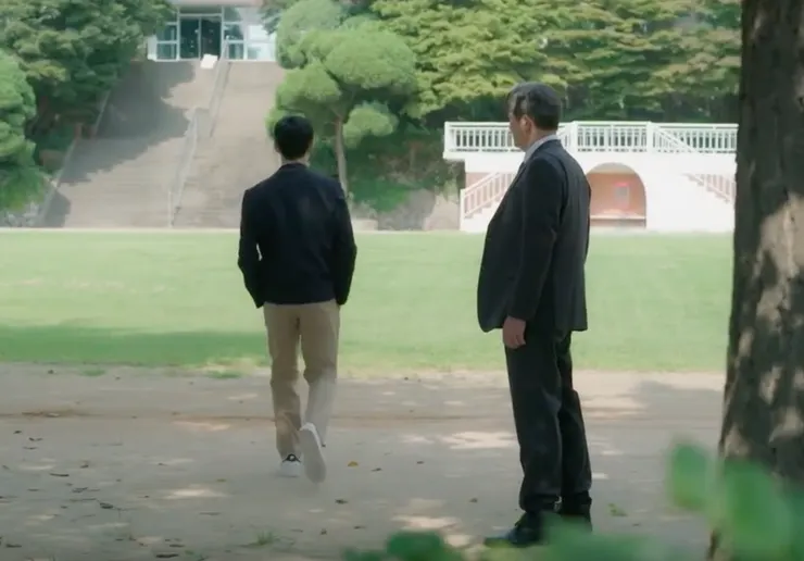 指責完崔父，瀟灑的離開