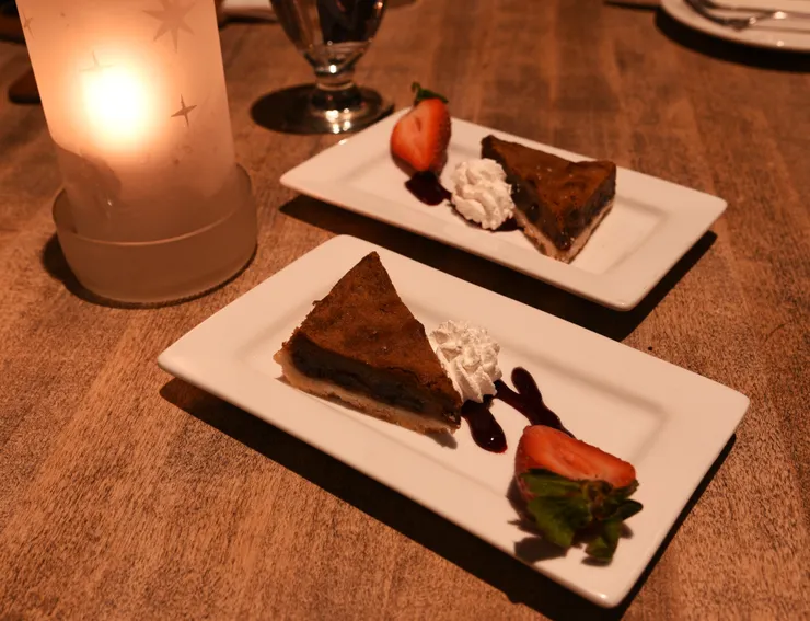 盤中有美食，桌上有燭光，窗外有雪景，不錯的晚餐