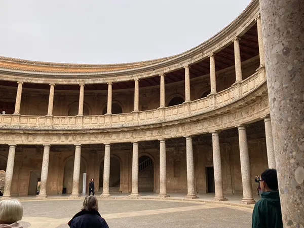 查理五世宮內部的羅馬式圓形庭院