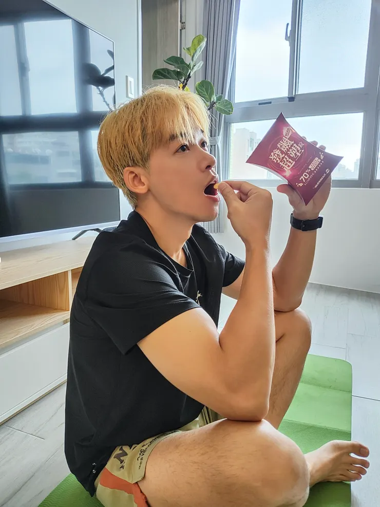 運動美食兩不誤！開箱「發飆超塑錠70%」＆「黑魔纖超酵膠囊」的高效組合體驗