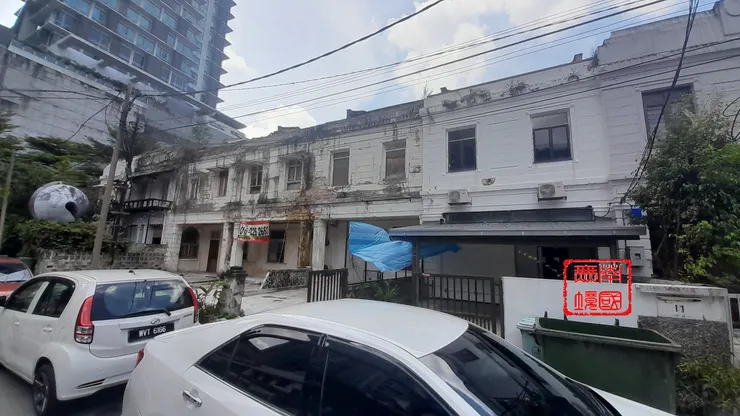 加羅威路和新就記路的老雙層排屋。本人攝於2025年4月25日。