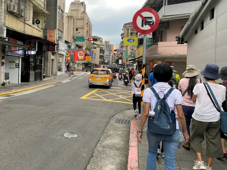 同安街往河堤方向走,前方汀州路隆起的地面,是因過去為萬新鐵路