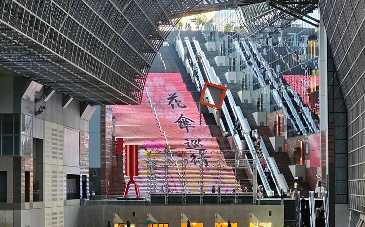 樓梯上以燈珠做出輪播畫面，內容充滿京都風情