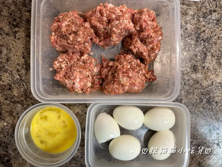把絞肉分成5等份，包的時候拿起一球先搓圓後壓扁把蛋包進去（像包包子那樣邊捏邊包）