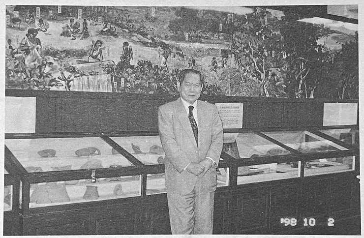 陳奇祿1998年攝於台大人類學標本室。背景巨幅繪畫為1948年台大歷史系為慶祝台灣光復，在介壽大樓舉行博覽會所製作之「臺灣先史時代人生活復原圖」