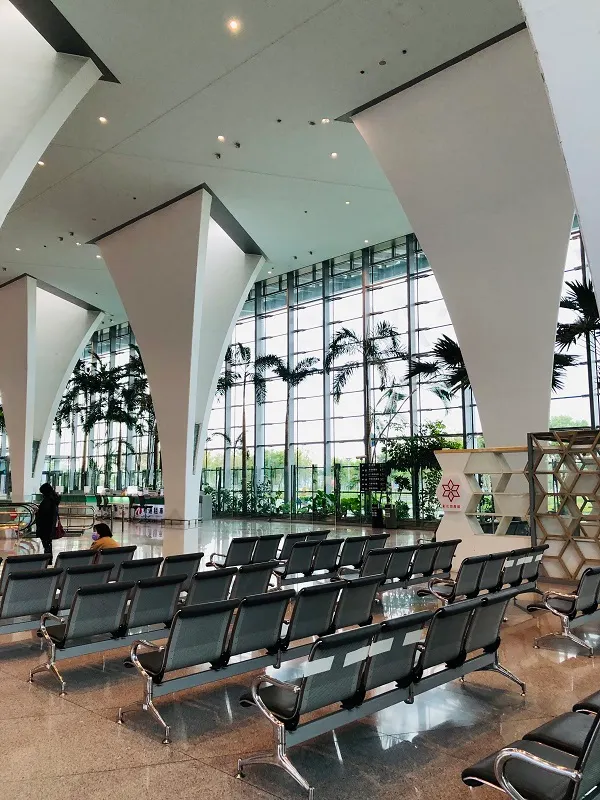 光線順著花苞天窗引入大廳,用光影變幻與花瓣造型支柱來做結合。