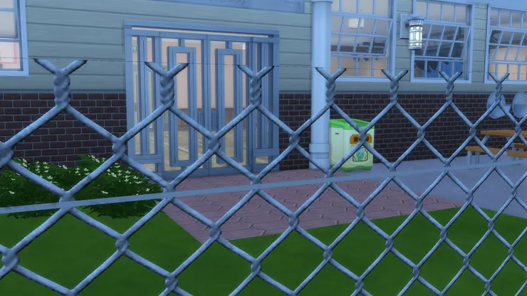 這裏不是監倉啊，只是從足球場裏望向禮堂而已。