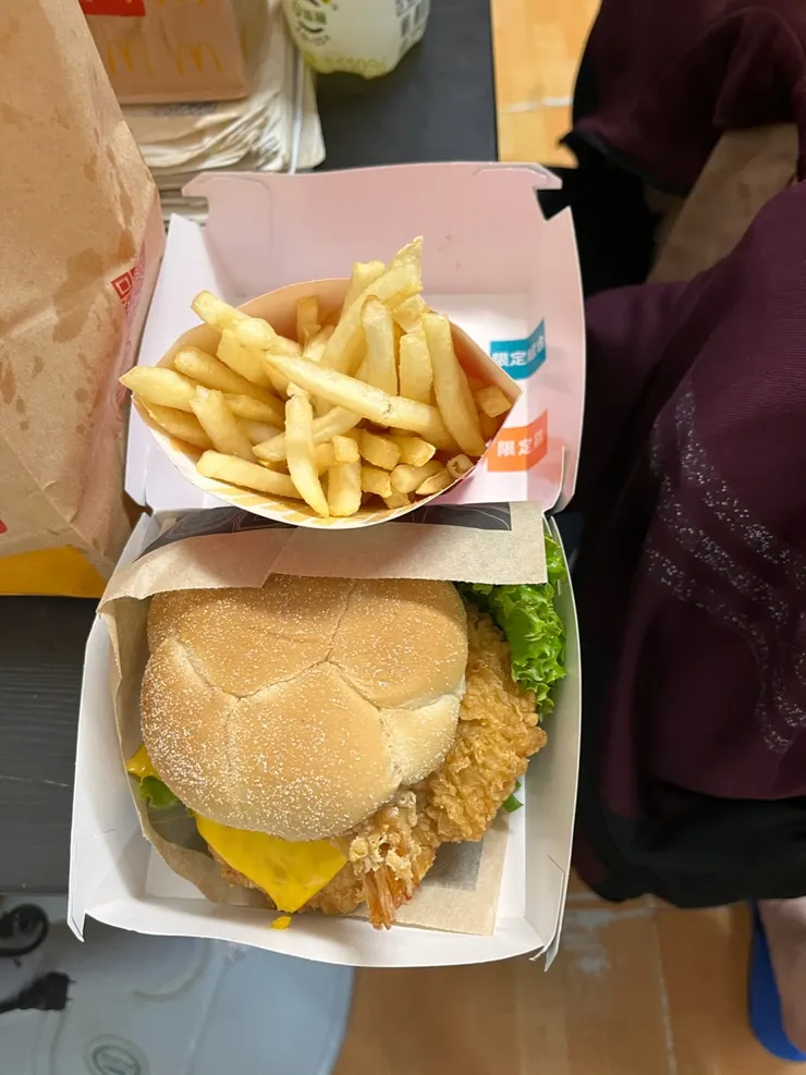 炸蝦天婦羅辣雞堡、中薯。