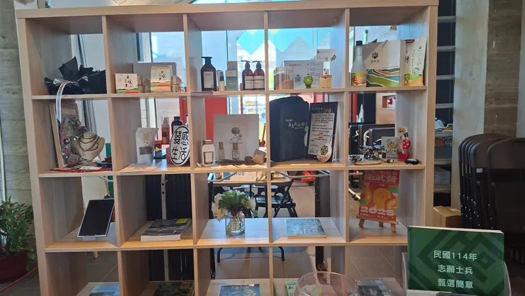 一樓陳列在地青創品牌的商品