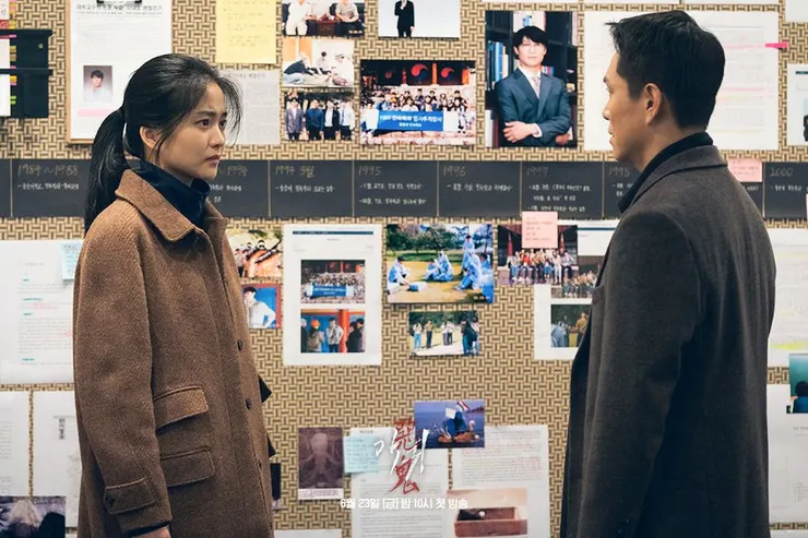 具散影與廉教授協力追查惡鬼，卻也對彼此有所忌憚