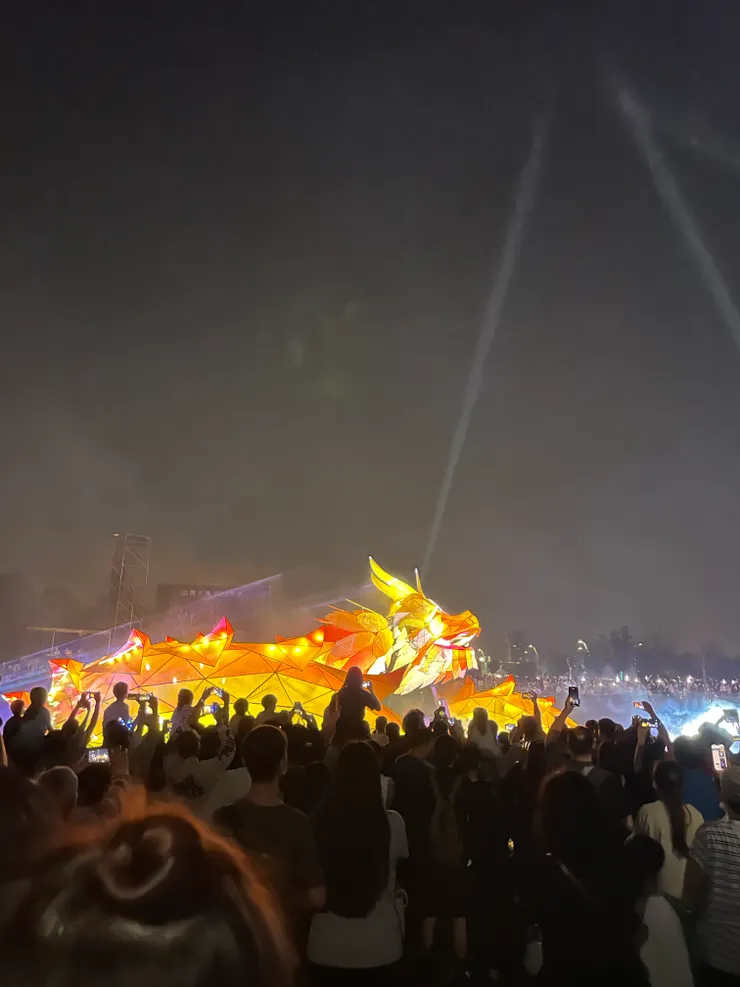 整點一到，逐漸醒來的龍。(還好主燈秀只有3分鐘，不然讓人乘坐在肩膀上的應該會撐不下去)