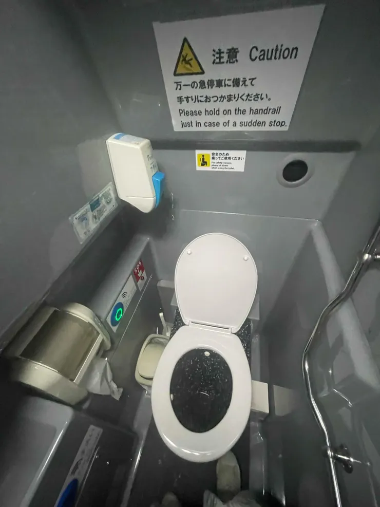 洗手間也很乾淨，不要擔心需要沿途憋尿5hr