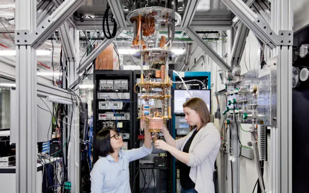 IBM科學家檢視量子硬體，推動經雲端存取，解鎖商業與科學的量子計算潛力。