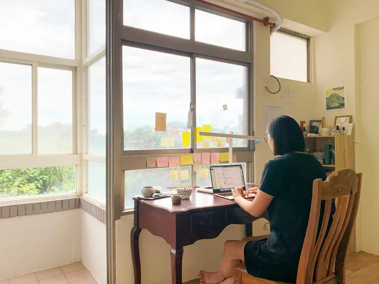 主臥室同時作為工作空間，書桌擺在窗前，在專注工作之餘，抬頭即可望遠放鬆。
