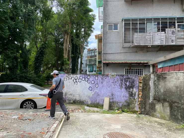 穿過無名後巷，來到興福公園