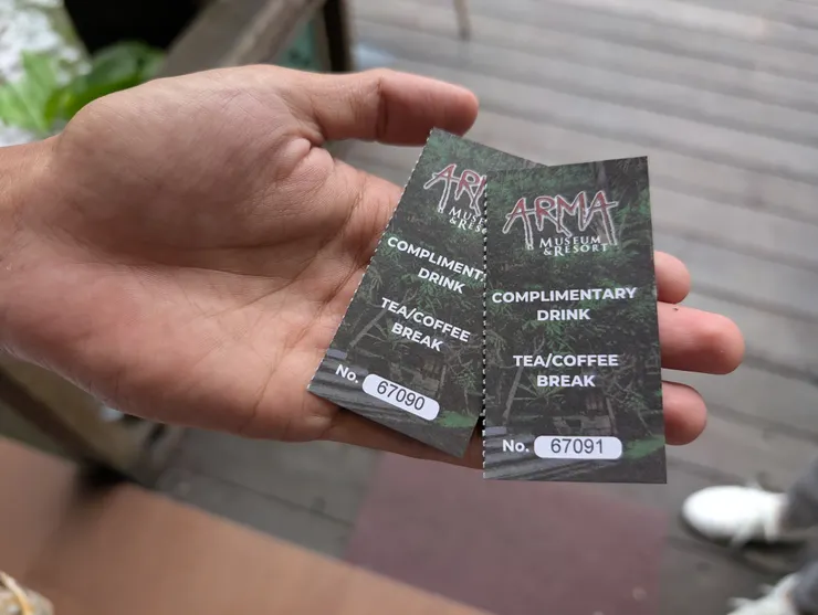 選好喜歡的位置，就可以把票撕給店員換飲品