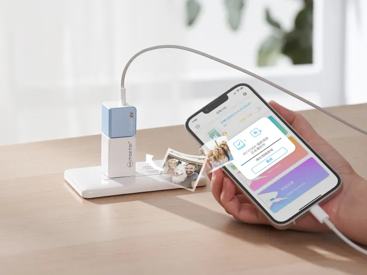 圖說：「Qubii EX 極速版備份豆腐」可支援新版 iPhone 15系列 USB-C PD，讓手機快速充電同時就能自動備份新增的照片及影片，使用零技巧超便利。（資料來源：Maktar）