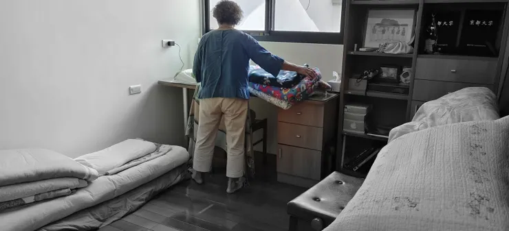 【初五早上留最晚的兒子剛剛北返，放掃地機收被褥兩老開始大清理。】