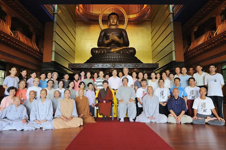 惠忠禪師2011年於高雄古嚴寺弘法。禪師旁為德華長老尼、長老尼後方為現今古嚴寺住持慧度法師，後方中間則為林崇安教授。