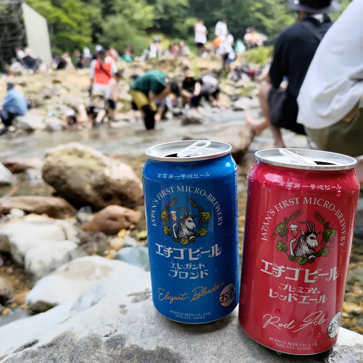 在溪邊無形象包袱的小憩。越後啤酒是在地生產的啤酒,台灣7-11也買得到,這次特地買沒喝過的品項。左邊的啤酒罐顏色和苗場藍很接近。