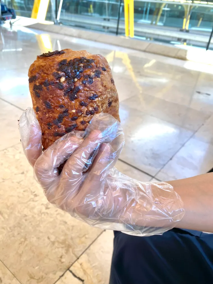 超市買的巧克力麵包便宜又爆漿（手套是超市買麵包的時候拿的）