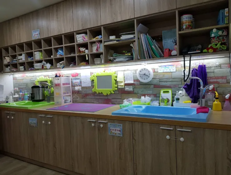 官網提供的尿布台,跟監視其看到的畫面差不多,環境乾爽整潔。