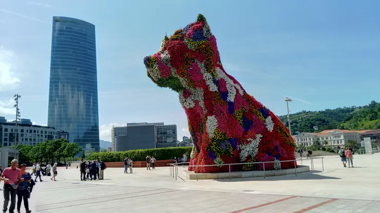這雙可愛的狗由花卉組成-內建灑水系統,館方每年會固定換兩次花