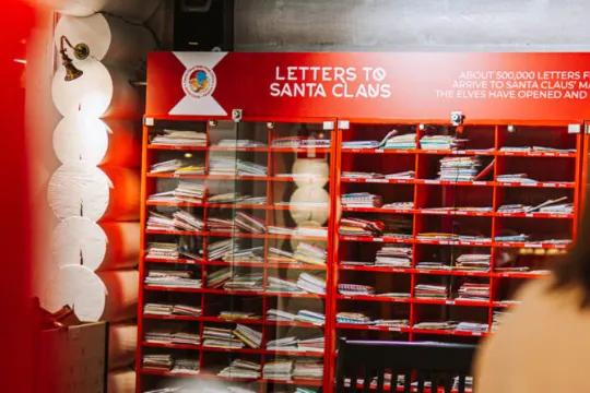 圖片來源：visitrovaniemi 網站 / 每年超過50萬封信件與包裹寄往聖誕老人郵局，這裡是聖誕老人的官方郵局，也是世界上唯一能蓋上北極圈特別郵戳的地方。