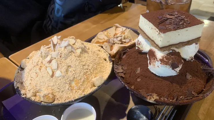 蛋糕上有一塊蛋糕和冰淇淋，讓口感更多元。