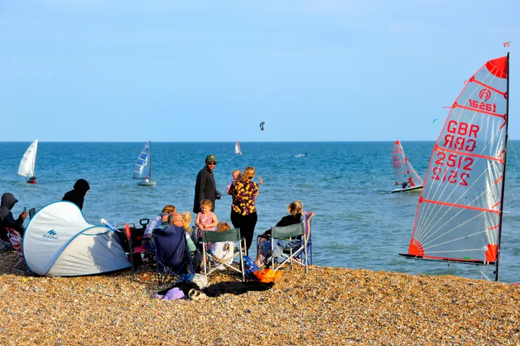 【雖沒碰到大景但晨昏陽光美好，視界遼闊所有的動看來都似靜。傍晚也到海邊逛逛。】
