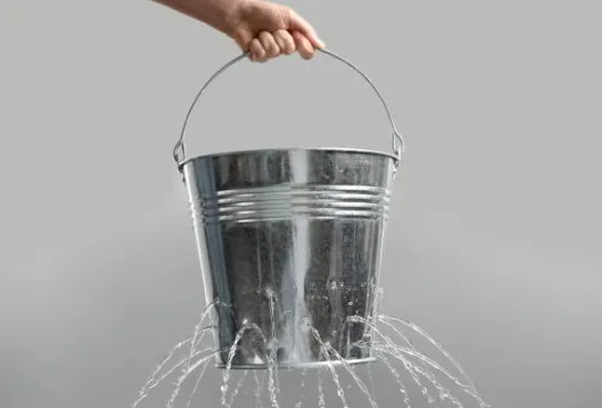 水桶破洞,水一直流失