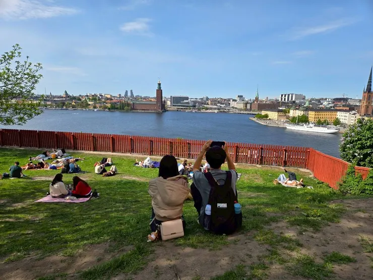我們於公園看著昨日走過的對岸市容