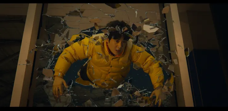 在第七集籃球架倒塌事件無能為力的金奉皙,在第十七集終於能發揮自己能力幫助張喜秀。( Source : Disney +)