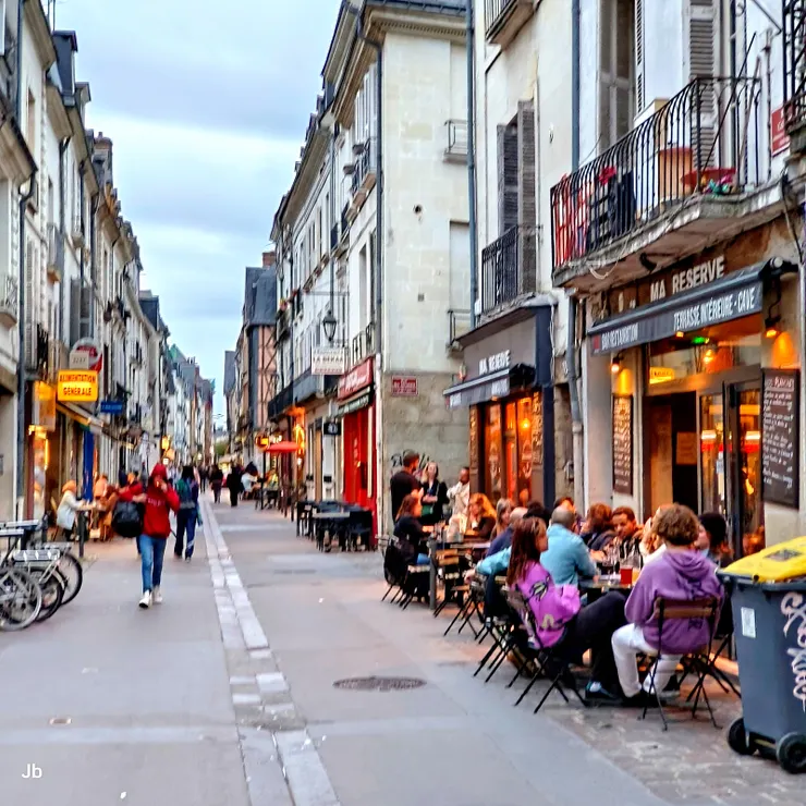 【石板路商家燈火與人面相映暖,不留戀自炊也很好返家八點半!離開大教堂20:00出頭,經過老城區慢慢走去停車處,順便補充些食材回家自炊。】