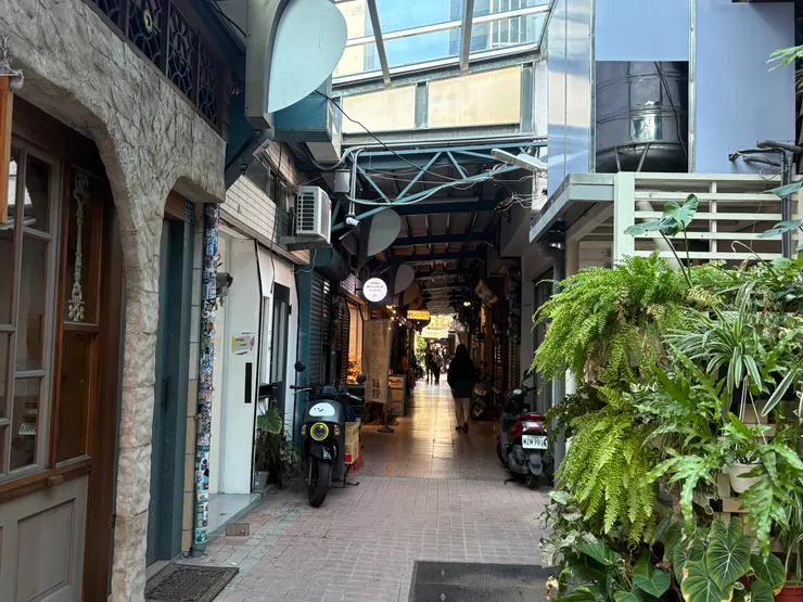 鹽埕第一公有零售市場小巷。Photo Credit：Carlotta Pu攝（攝於2025.11.07）  