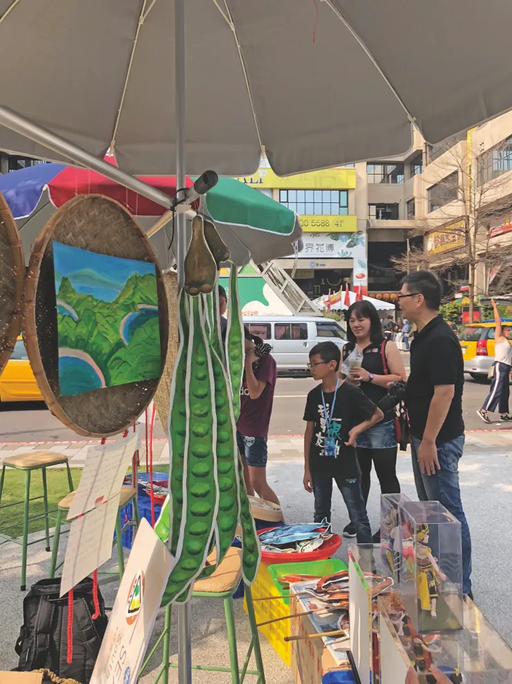 ▲臭豆（學名：Parkia speciosa）是東南亞很普遍的食物，又叫作巴克豆、美麗球花豆，具有特別濃烈的味道。吃下肚之後，味道會殘存在身體與口腔一段時間（可以長達二天）。它含有碳水化合物，會使胃脹氣，並排出濃烈的氣味。唐唐發以東南亞移工們常吃的臭豆，作為擺攤的「商品」之一。長長的豆筴，像是對人客伸出長長的友誼之手，拉近彼此的距離。（陳秋華  攝影）