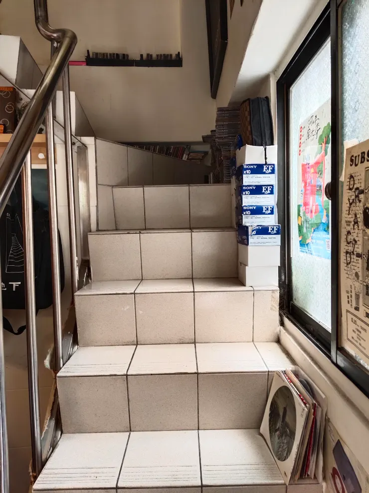 樓梯上放了不少卡帶、海報等