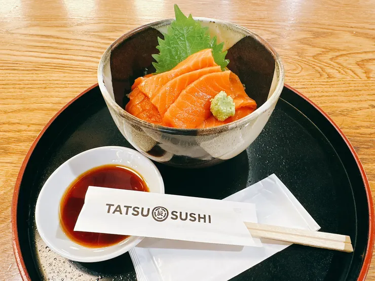 在機場吃的晚餐 不塊是日本 生魚片就是讚